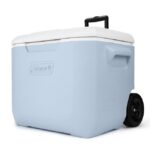 COOLER COLEMAN CELESTE C/RUEDAS Y GUIADOR 60 QT. 57 LTS. - Imagen 2