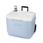 COOLER COLEMAN CELESTE C/RUEDAS Y GUIADOR 60 QT. 57 LTS.